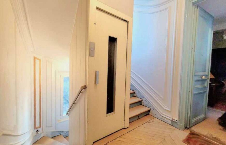 third image - rue descombes cage escalier - 600h webp